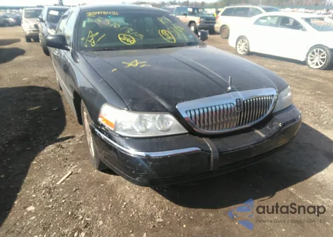 2009 Lincoln Town Car Signature Limited z USA, uszkodzony, nr VIN 2LNHM82V49X604935